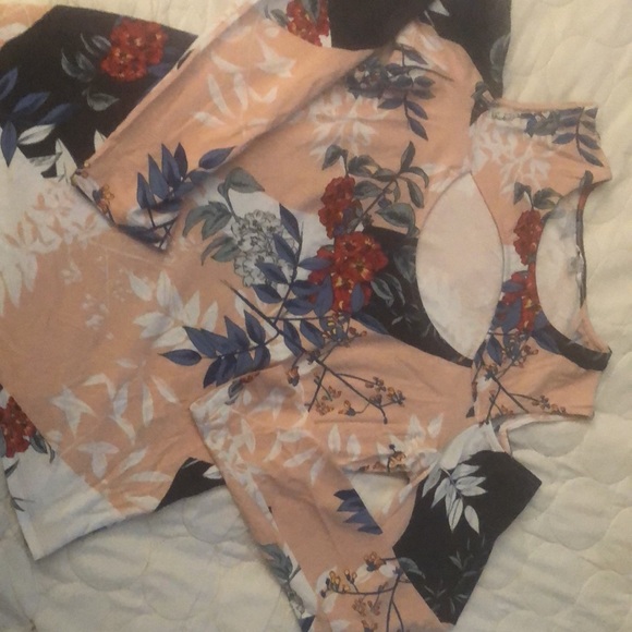 Guess long sleeve cold shoulder top. - Picture 2 of 3